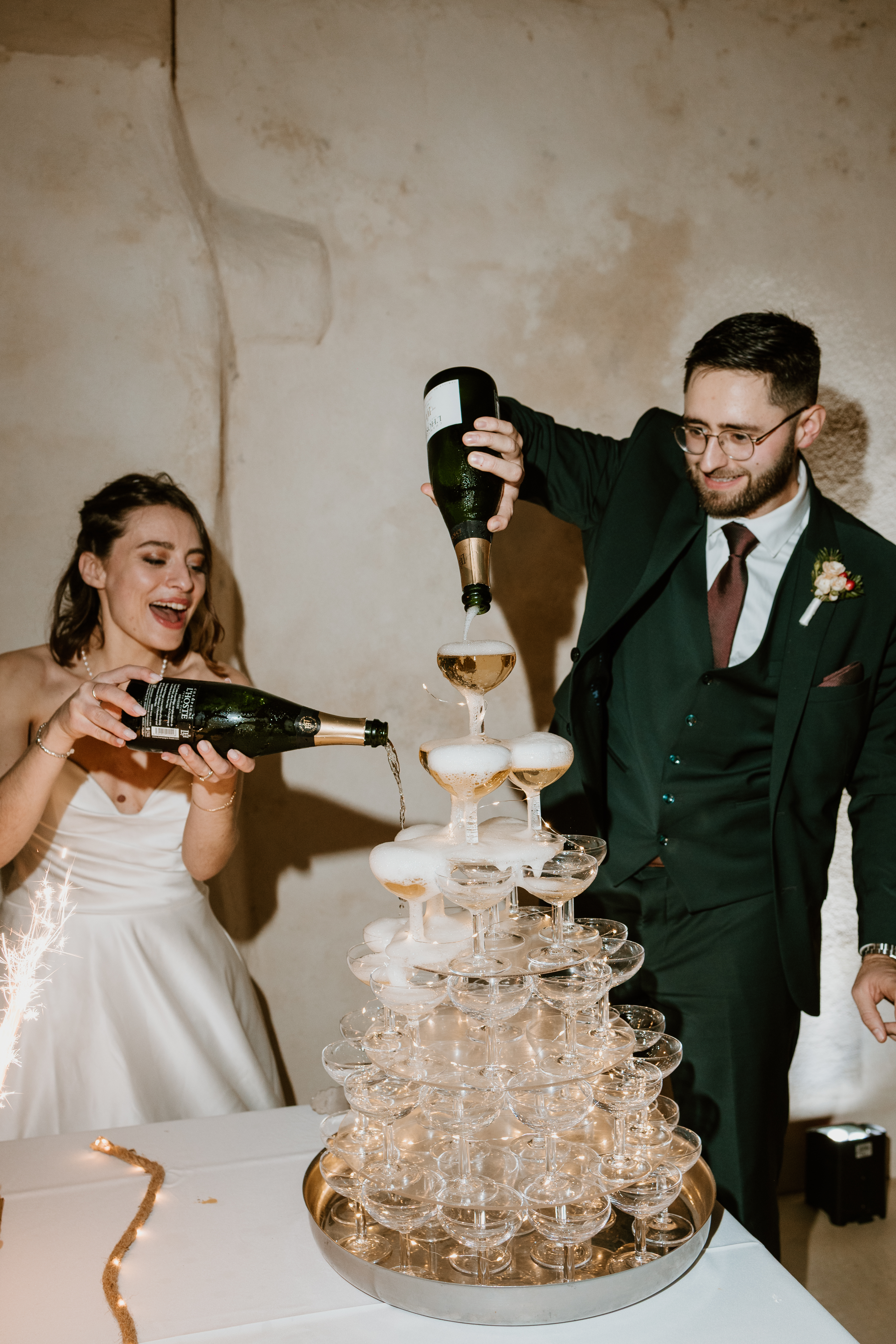 pyramide de champagne mari&eacute;s