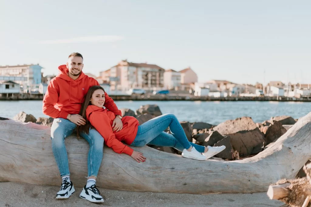 Shooting photo de couple à la plage : la séance engagement de Justine et Romain